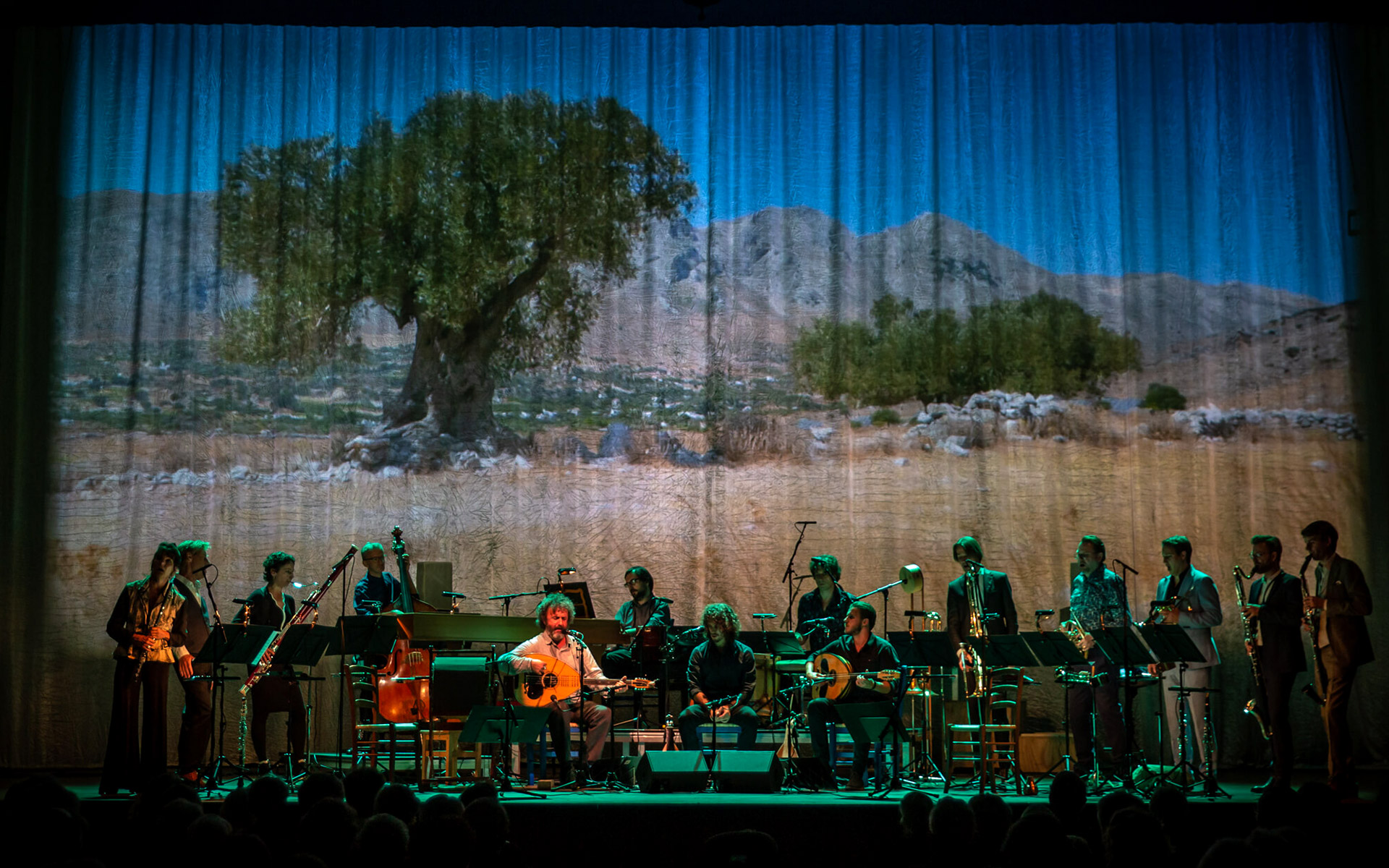 λαούτα-σαξόφωνα-στο-μέγαρο-562099186