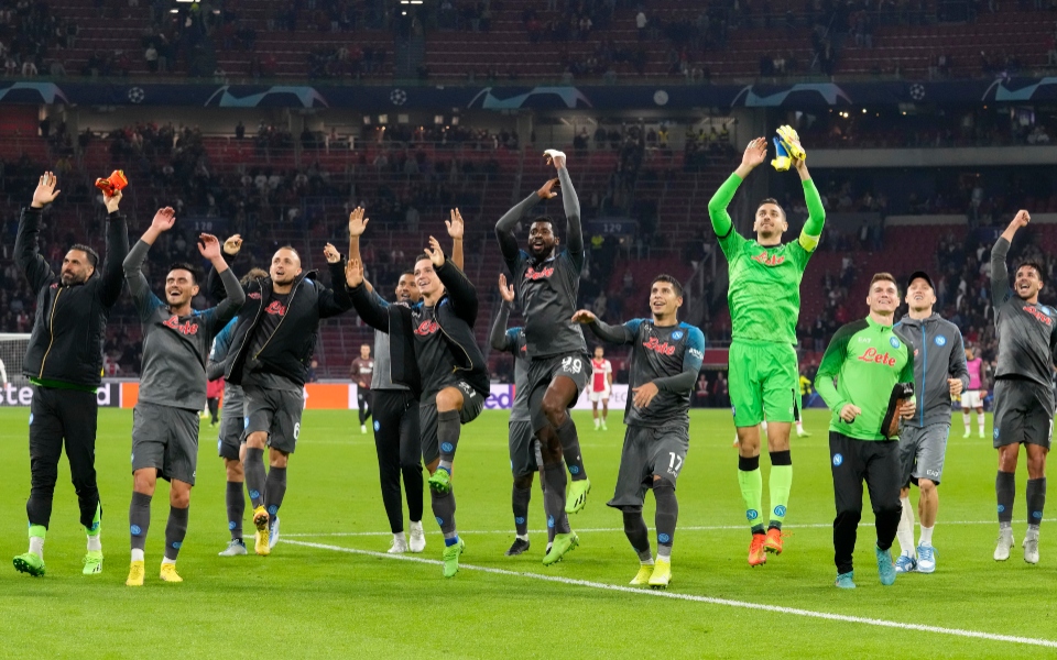 νάπολι-η-ομάδα-του-ιταλικού-νότου-που-562077346