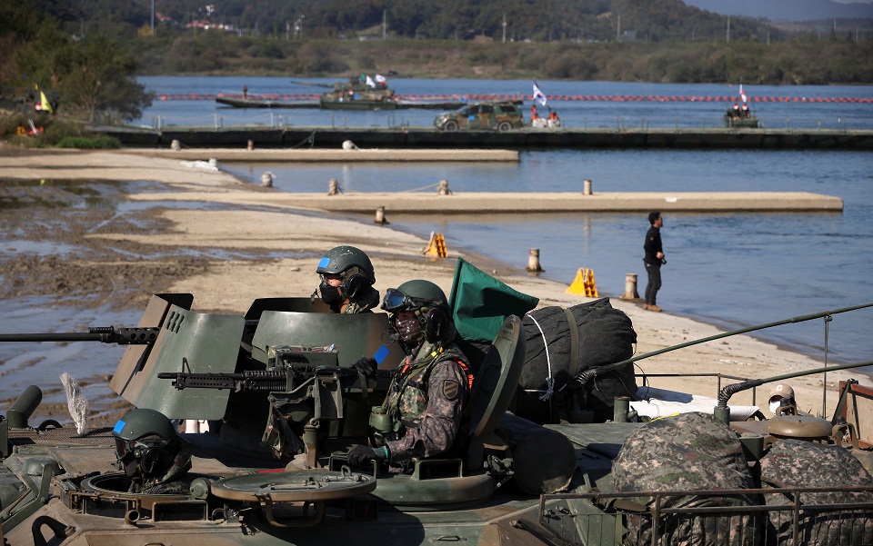 νότια-κορέα-προειδοποιητικά-πυρά-ενα-562106068