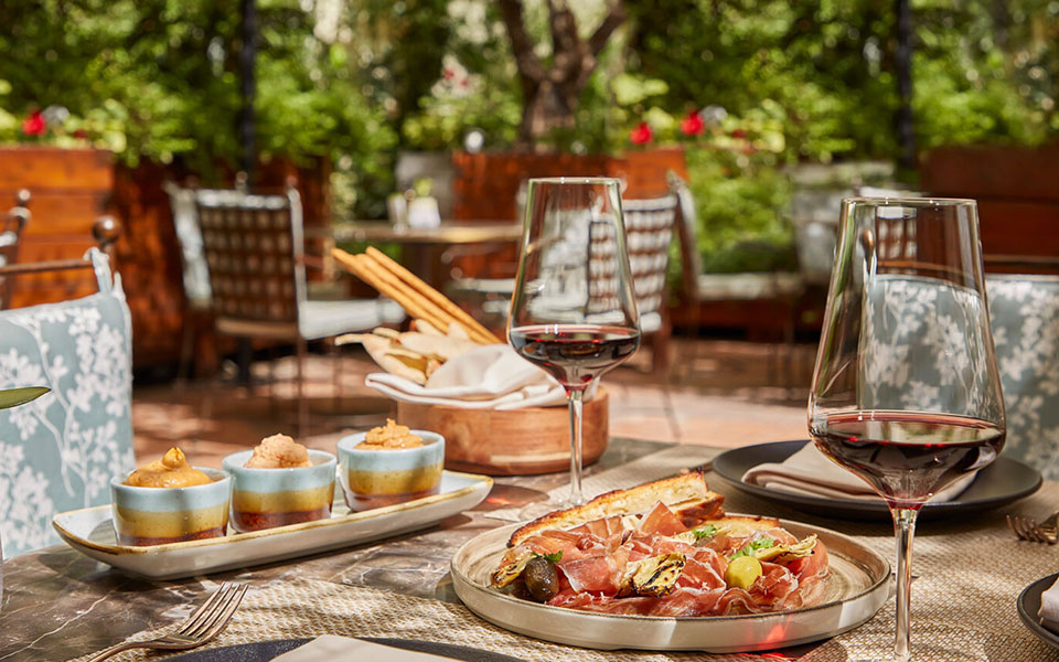 για-πίτσα-και-aperitivo-σε-έναν-κήπο-μυστικό-στ-562073104