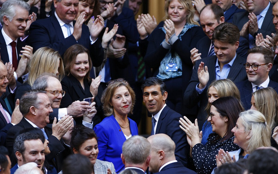 βρετανία-ποιοι-μπαίνουν-και-ποιοι-βγα-562108012