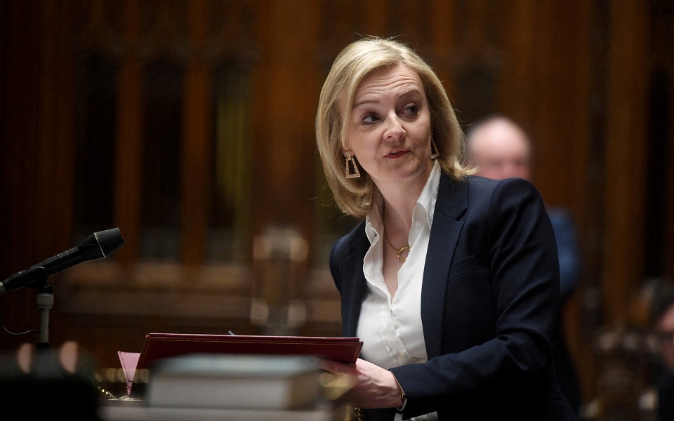 βρετανία-πυρ-ομαδόν-κατά-της-λιζ-τρας-562098727