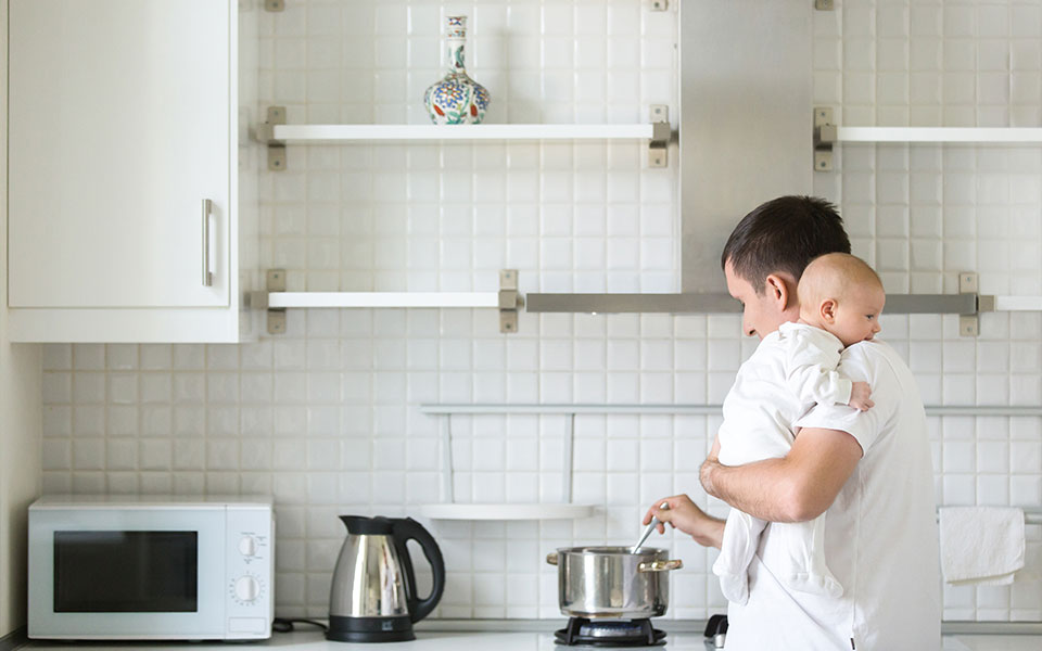 μαμάδες-στη-δουλειά-μπαμπάδες-στο-σπί-562102396