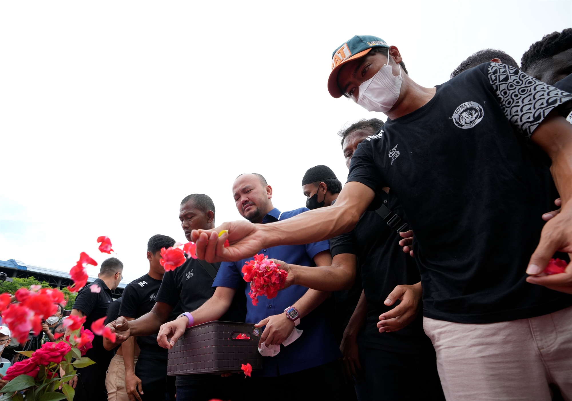 η-χρήση-δακρυγόνων-πίσω-από-την-εκατόμ-562074703