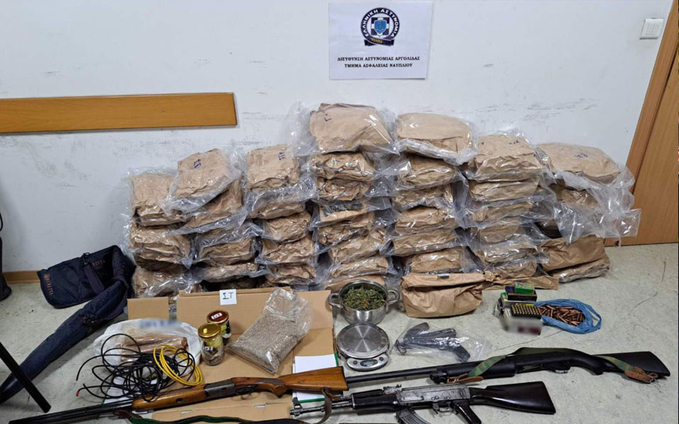 αργολίδα-σε-οπλοστάσιο-και-αποθήκη-να-562097464