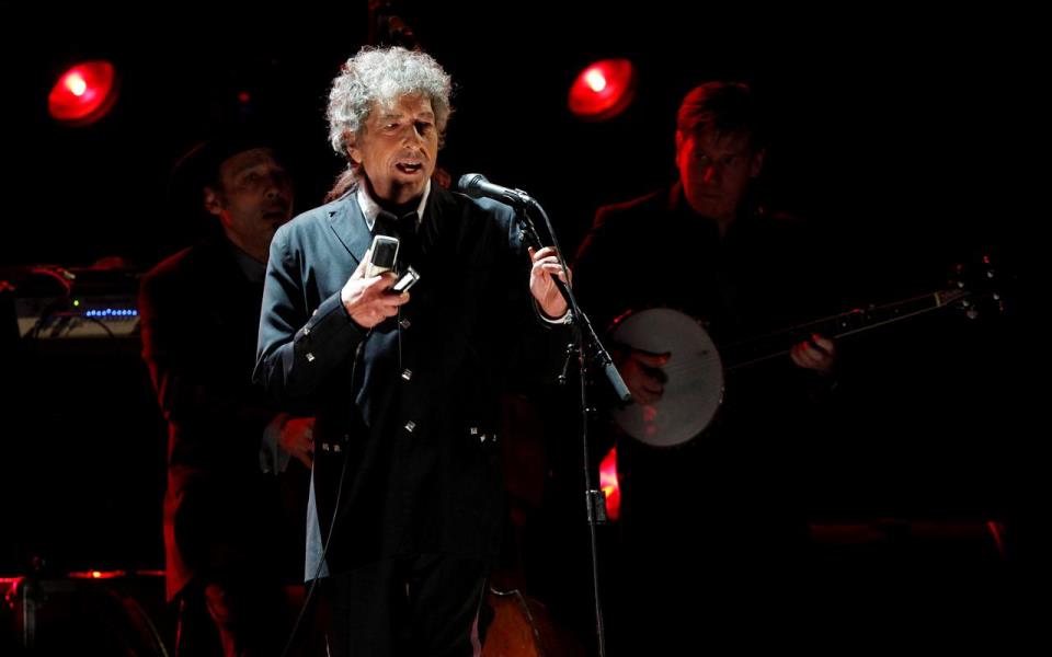 ο-bob-dylan-απέτισε-φόρο-τιμής-στον-αείμνηστο-562115707