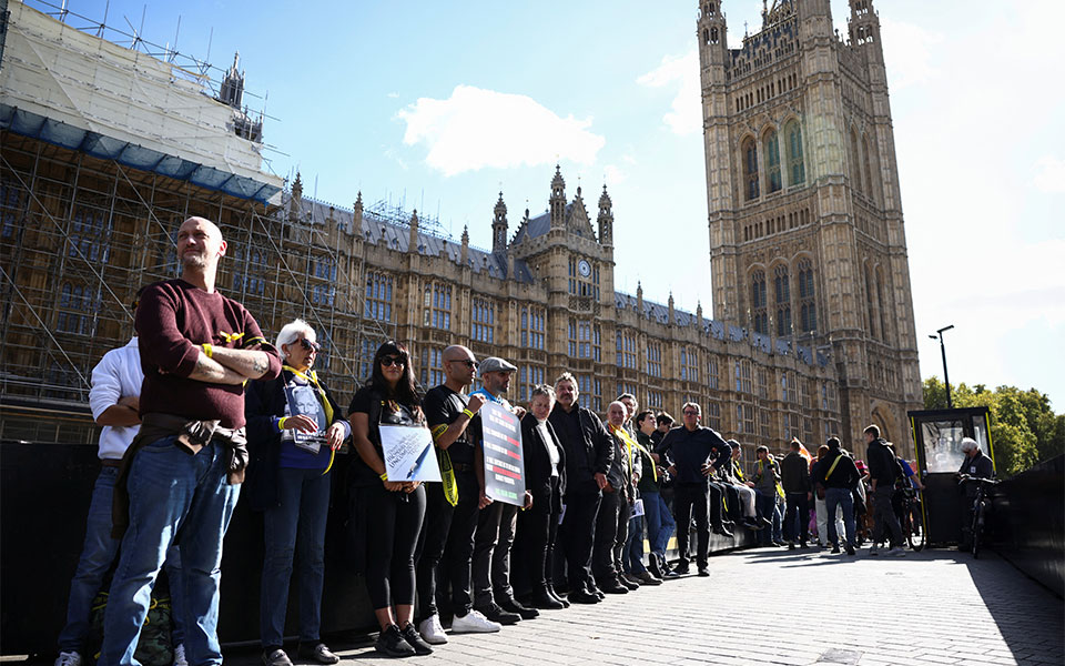 βρετανία-ανθρώπινη-αλυσίδα-στο-κοινο-562083835