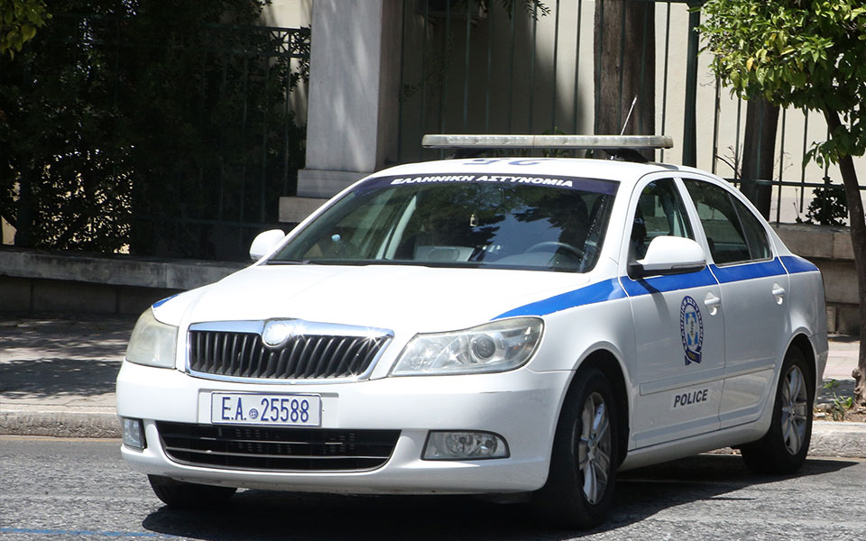 περιστέρι-χειροπέδες-σε-μέλος-συμμορ-562075687