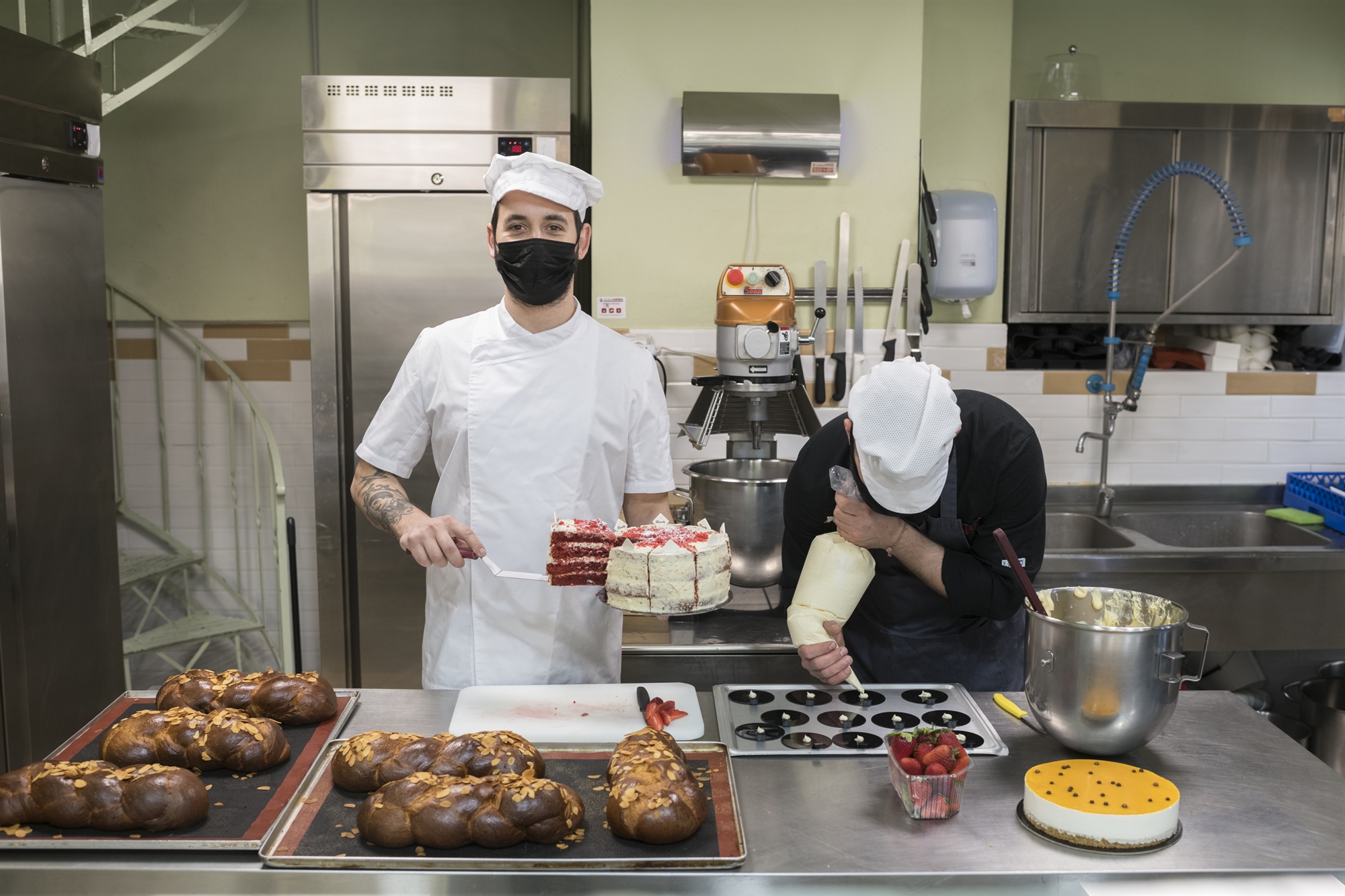 Τα Eξάρχεια ανθίζουν πίσω από τις λαμαρίνες-1