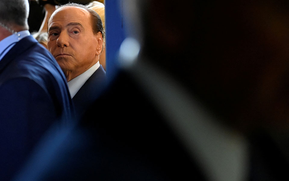 ιταλικός-τύπος-ο-μπερλουσκόνι-χαρακτ-562092307