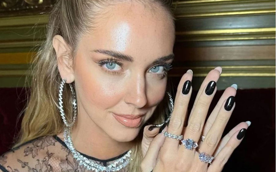 μαύρο-μανικιούρ-5-βερνίκια-για-να-αντιγ-562095985