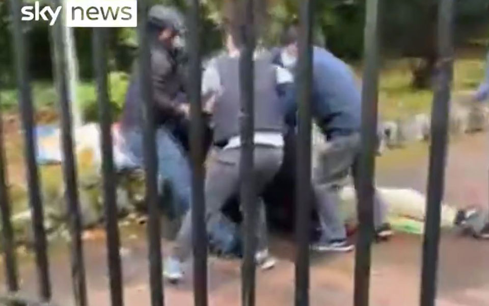 βρετανία-διαδηλωτής-υπέρ-της-δημοκρα-562095718