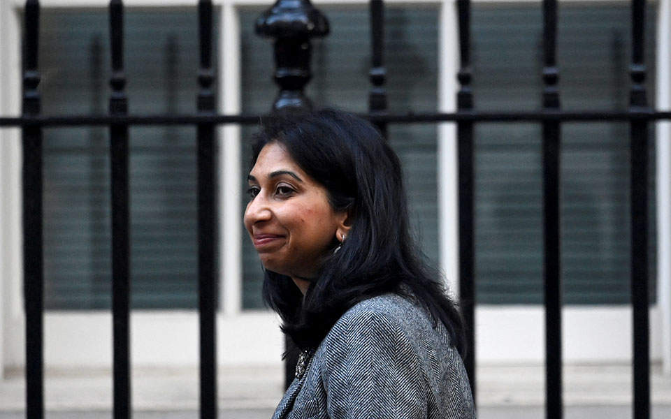 βρετανία-παρελθόν-η-υπουργός-εσωτε-562099471