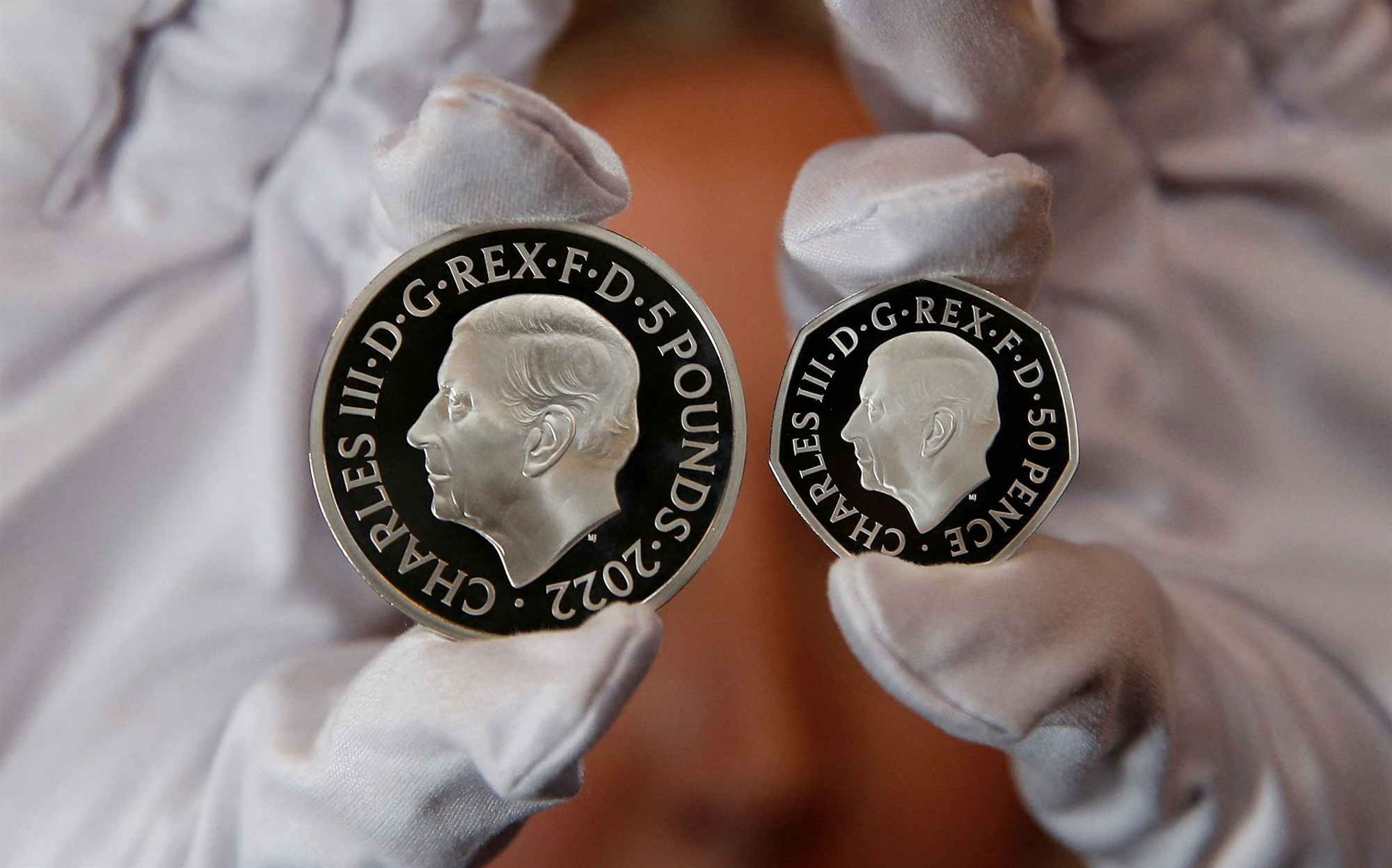 βρετανία-νομίσματα-με-τη-μορφή-του-καρ-562076467