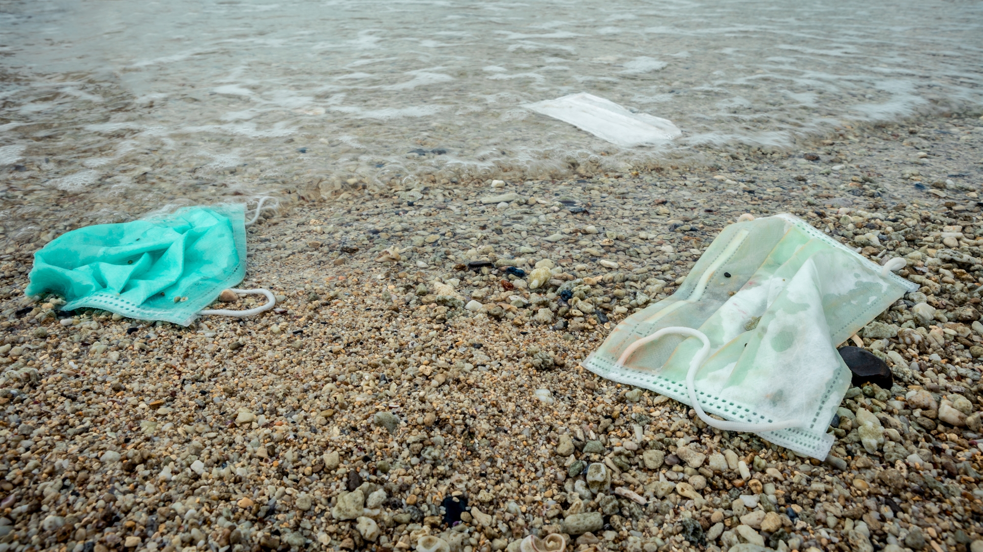 Μάσκες και γάντια σε θάλασσες και ακτές-1