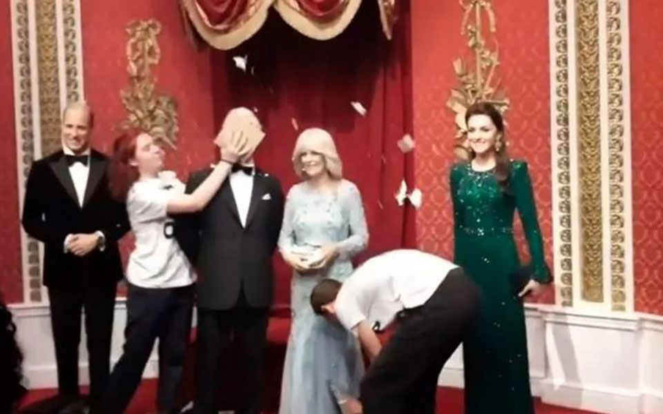 βρετανία-ακτιβιστές-έριξαν-τούρτα-στ-562106641