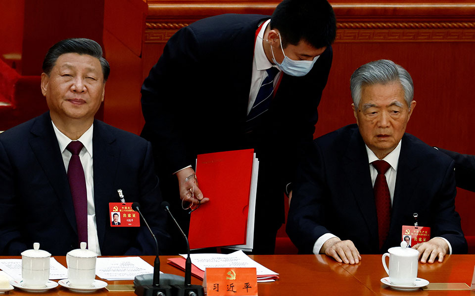 Κίνα: Η μυστηριώδης απομάκρυνση του Χου Τζιντάο από το συνέδριο του ΚΚ (εικόνες)-1