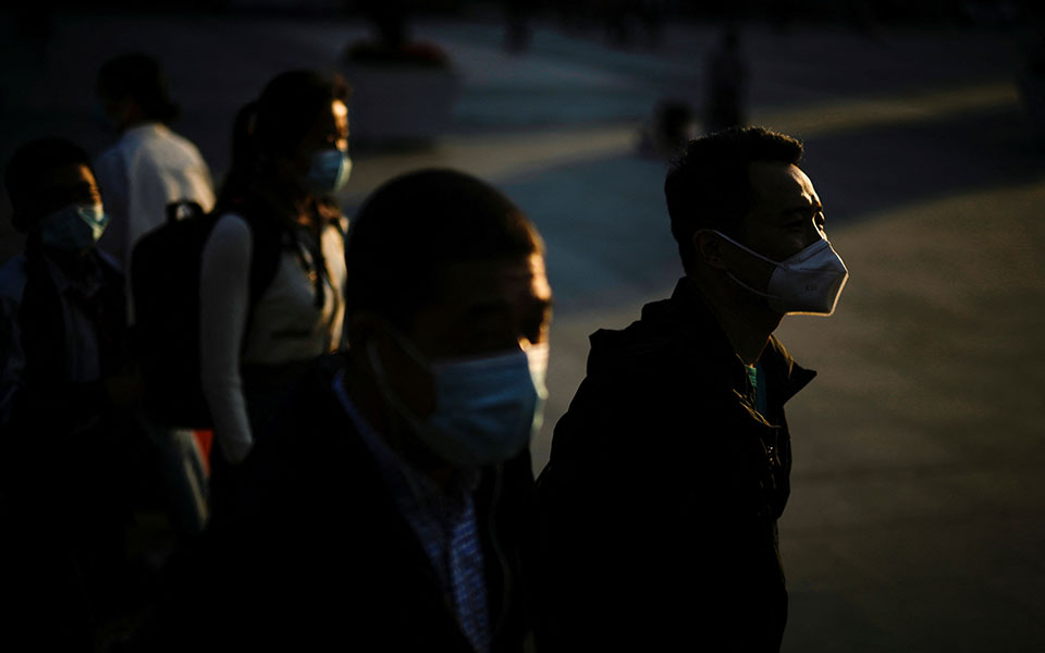 κορωνοϊός-σχεδόν-δύο-στους-τρεις-ασθε-562086184