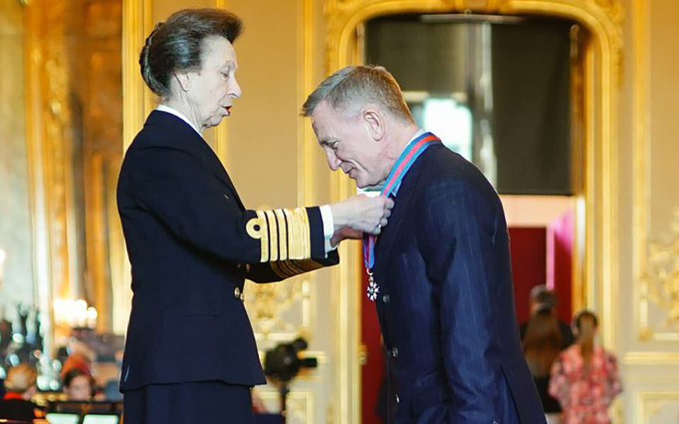 ο-ντάνιελ-κρεγκ-τιμήθηκε-από-τη-βασιλι-562099315