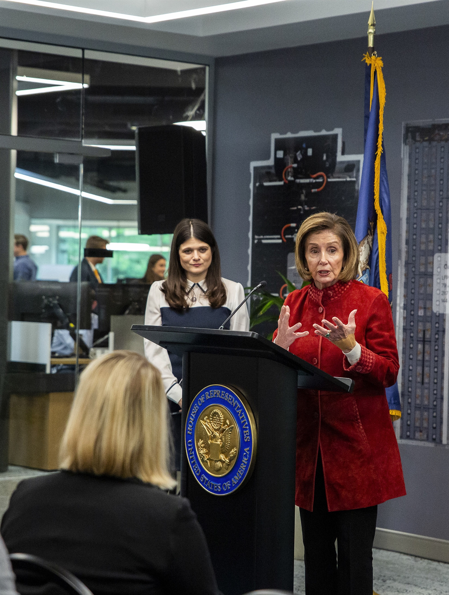 πελόζι-ένας-σίφουνας-με-αρμάνι-τρέχει-562109053