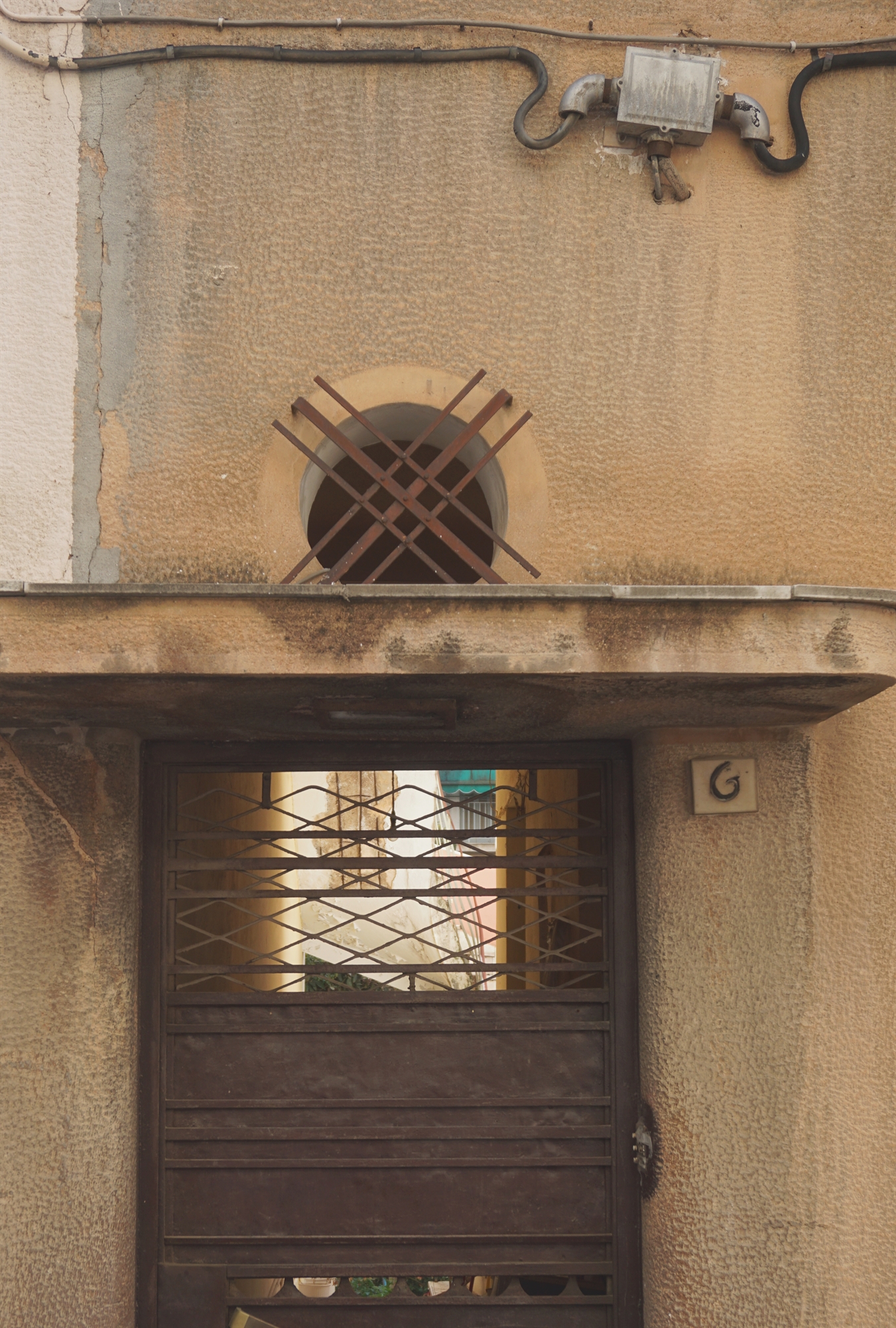 στην-ορεινή-κυψέλη-πάνω-από-την-κερκύρ-562114450