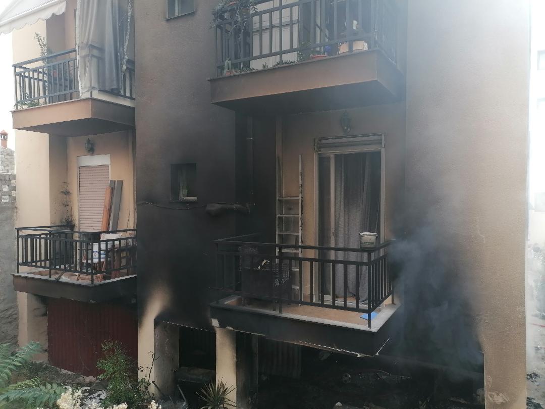 Καβάλα: Φωτιά σε πυλωτή πολυκατοικίας (εικόνες)-1