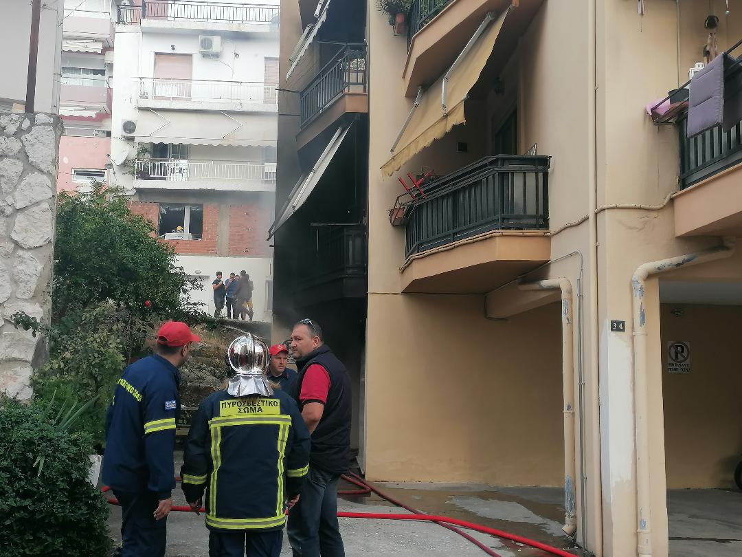 Καβάλα: Φωτιά σε πυλωτή πολυκατοικίας (εικόνες)-2