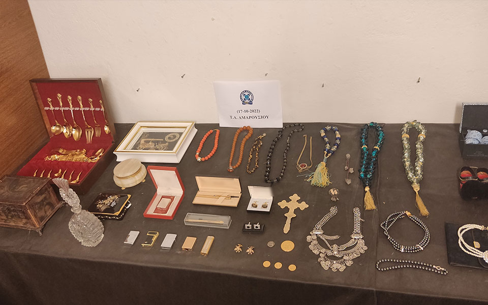 χειροπέδες-σε-δύο-άτομα-για-κλοπές-και-562102147