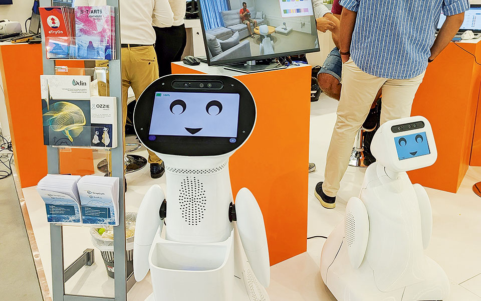 ένα-ρομπότ-που-φυλάει-ηλικιωμένους-562088149