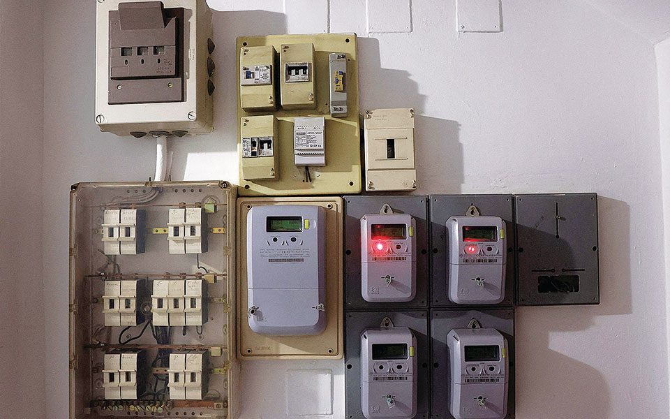 χαμηλότερες-τιμές-ρεύματος-μικρότερ-562111285