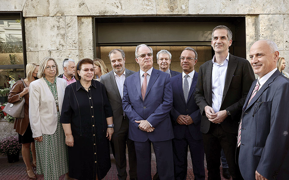 «Ανθισαν» ξανά τα λουλουδάδικα της Βουλής – Συμβολική επανεκκίνηση για το κέντρο-1