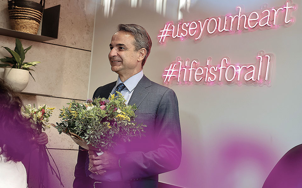 «Ανθισαν» ξανά τα λουλουδάδικα της Βουλής – Συμβολική επανεκκίνηση για το κέντρο-2