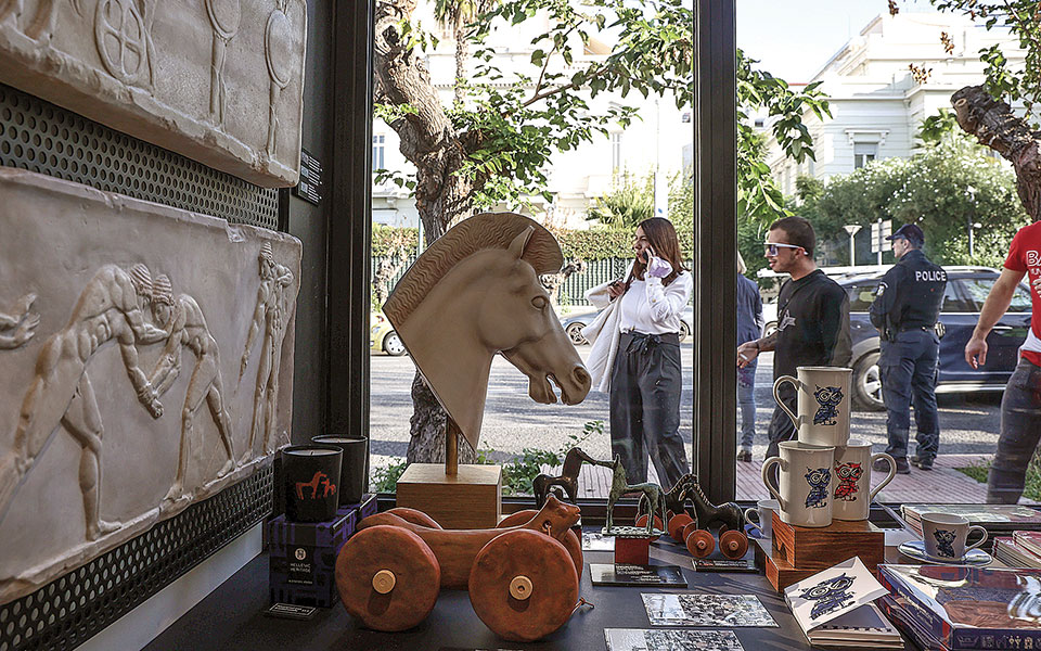 «Ανθισαν» ξανά τα λουλουδάδικα της Βουλής – Συμβολική επανεκκίνηση για το κέντρο-3