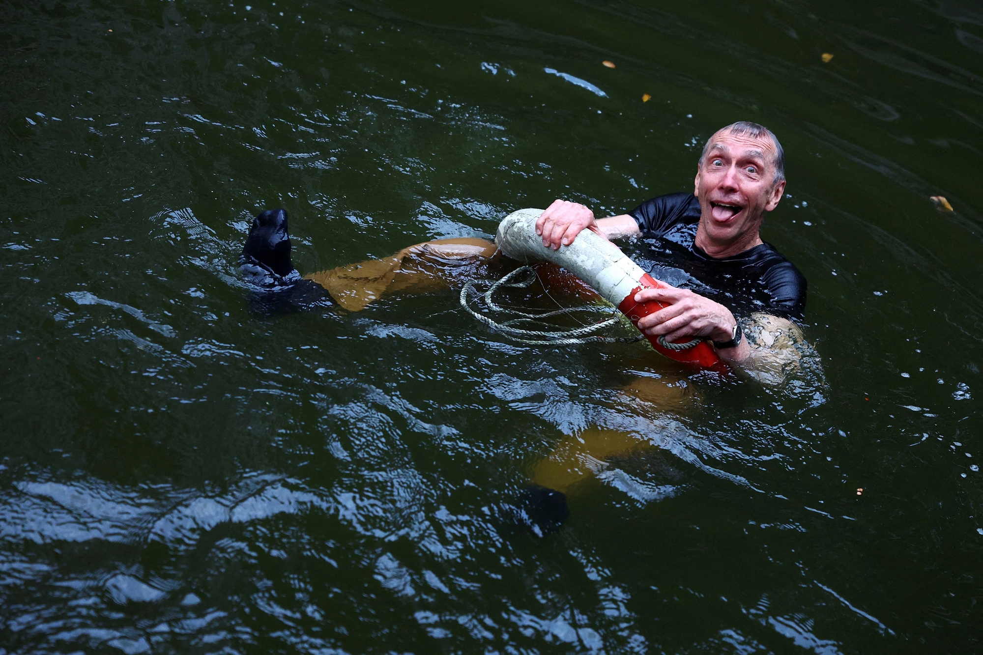 κολύμπησε-στα-βαθιά-νερά-της-επιστήμη-562074475