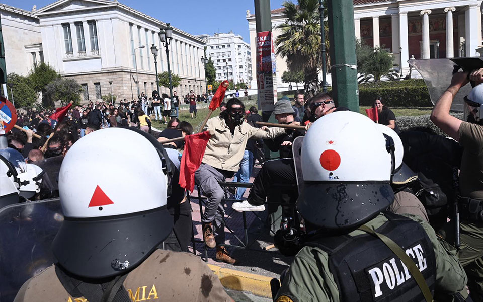 Επεισόδια στο Πανεκπαιδευτικό συλλαλητήριο στα Προπύλαια (εικόνες)-1