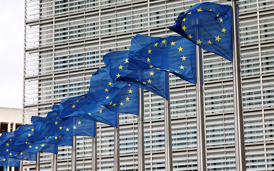 εε-yποχρεώνει-τις-τράπεζες-να-διεκπερα-562110490