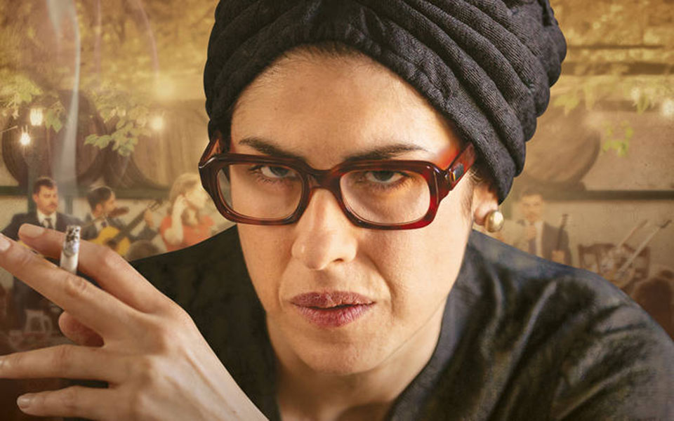 σηκώνει-τσιγάρο-η-ελεύθερη-σκέψη-562083643