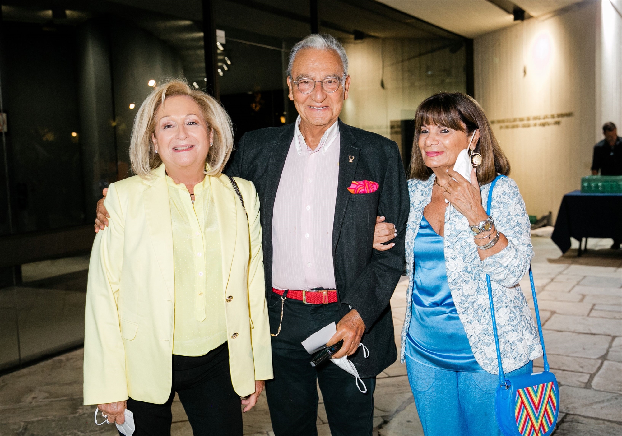 ποιοι-φόρεσαν-τα-κίτρινα-γάντια-στο-562080019