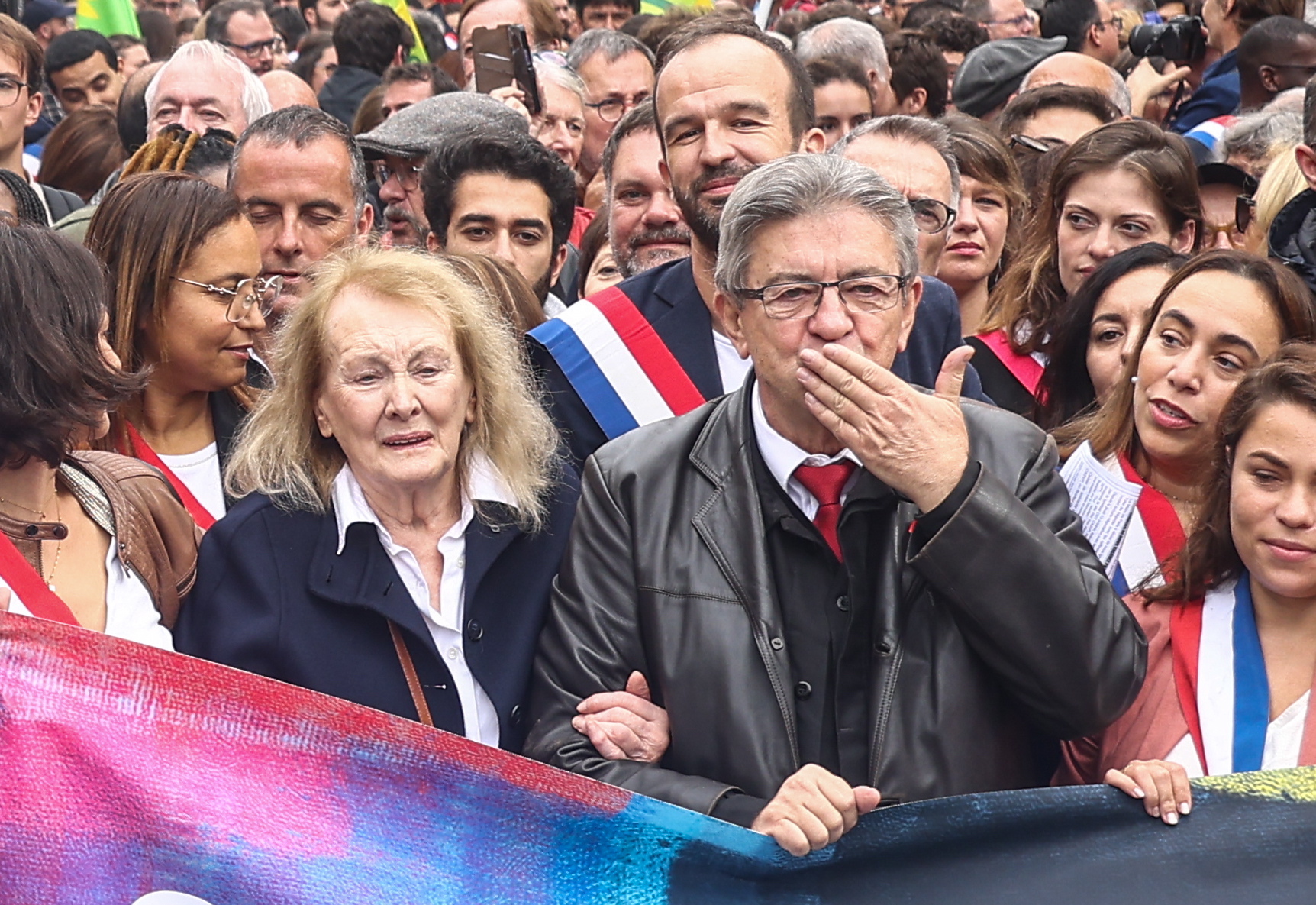 γαλλία-χιλιάδες-διαδηλωτές-στο-παρίσ-562096366