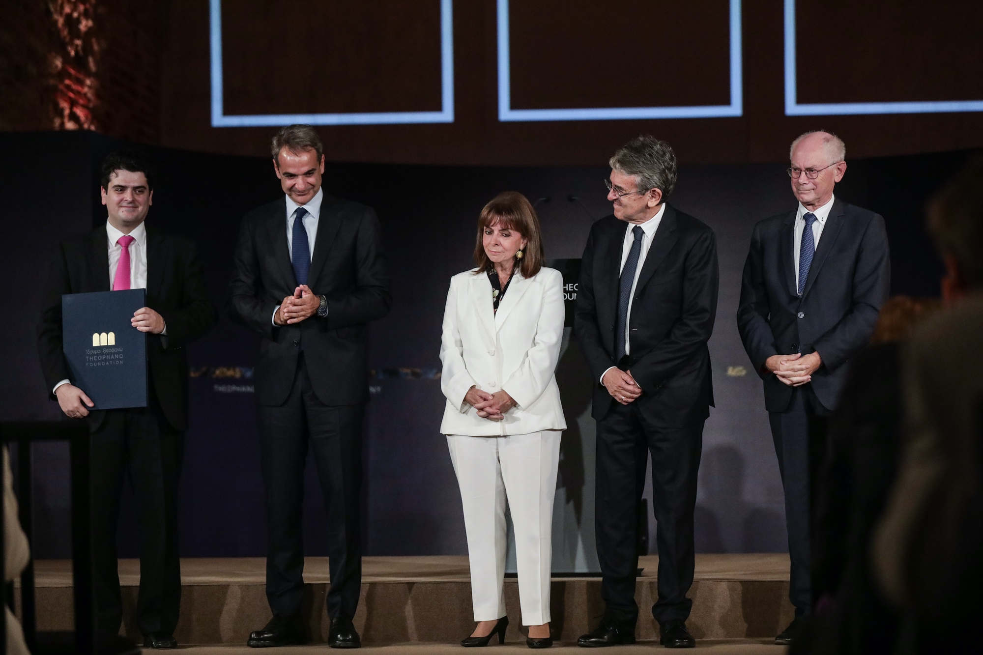 στον-ειρηνοποιό-μαέστρο-ντάνιελ-μπάρ-562087480