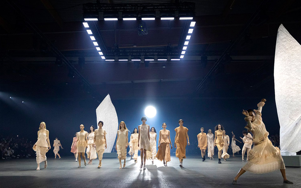 φόρος-τιμής-στον-issey-miyake-στην-εβδομάδα-μόδα-562073998