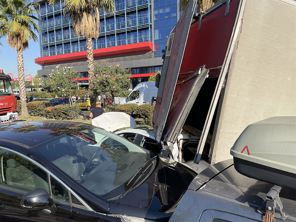 Τροχαίο ατύχημα στην παλιά παραλιακή: Φορτηγό ανετράπη και έπεσε πάνω σε σταθμευμένα οχήματα (εικόνες)-2