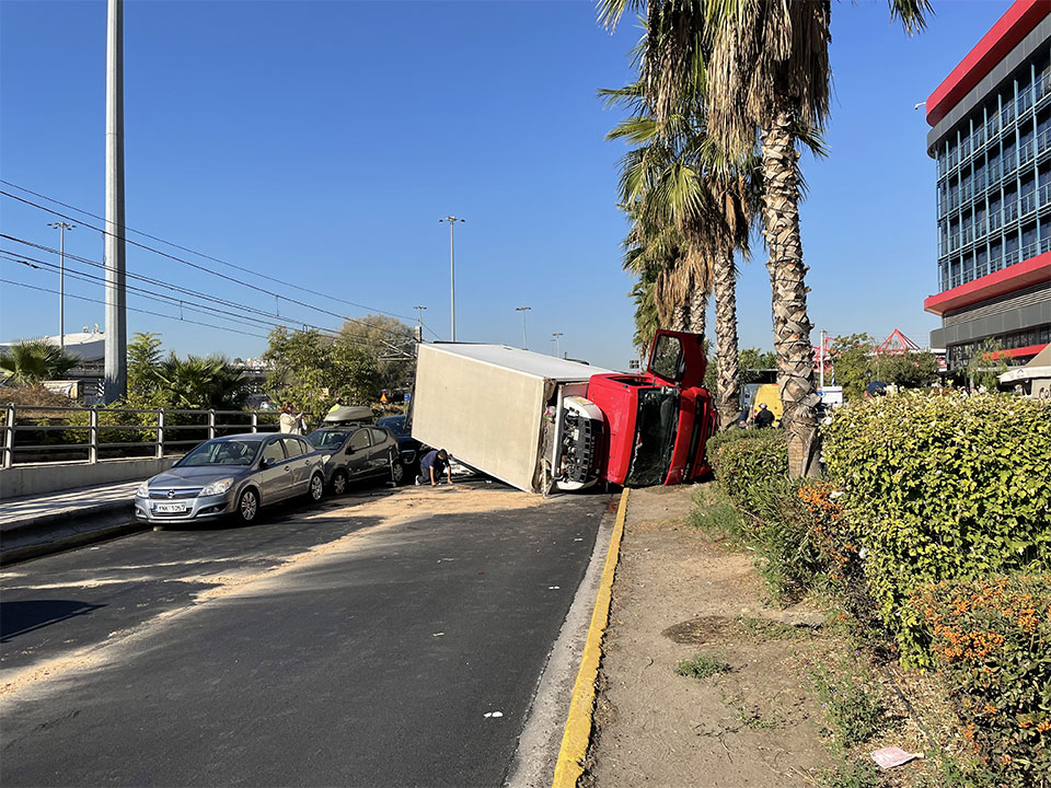 Τροχαίο ατύχημα στην παλιά παραλιακή: Φορτηγό ανετράπη και έπεσε πάνω σε σταθμευμένα οχήματα (εικόνες)-4