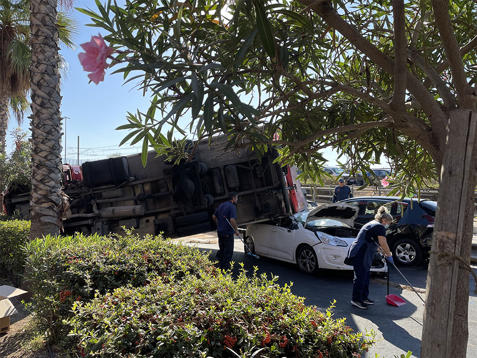 Τροχαίο ατύχημα στην παλιά παραλιακή: Φορτηγό ανετράπη και έπεσε πάνω σε σταθμευμένα οχήματα (εικόνες)-6