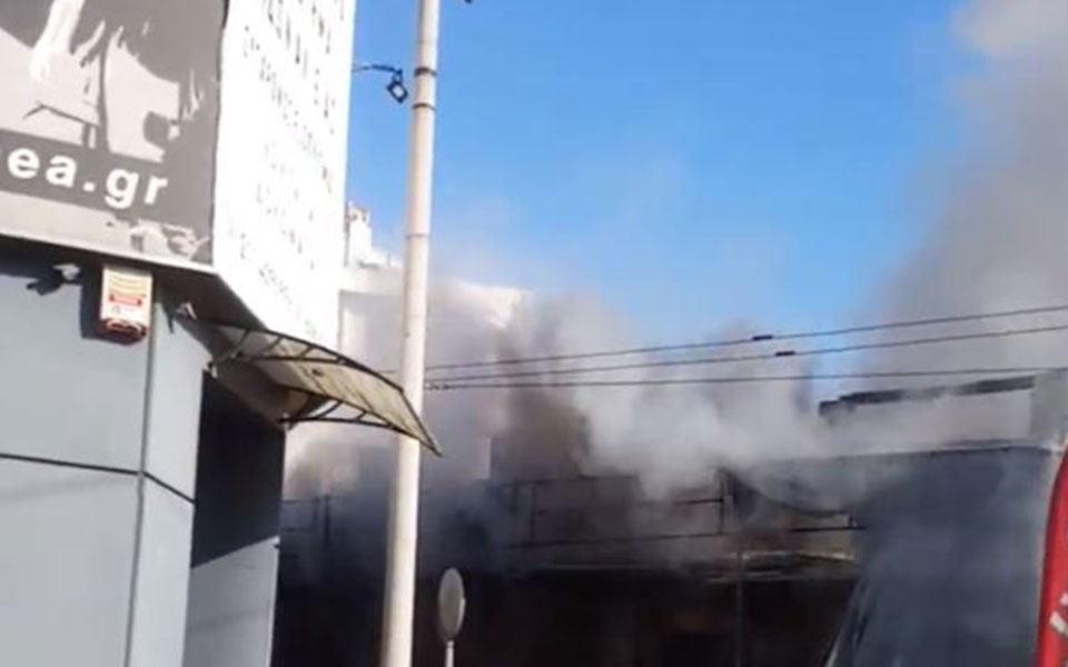 πειραιάς-φωτιά-τώρα-σε-εγκαταλελειμμ-562101073