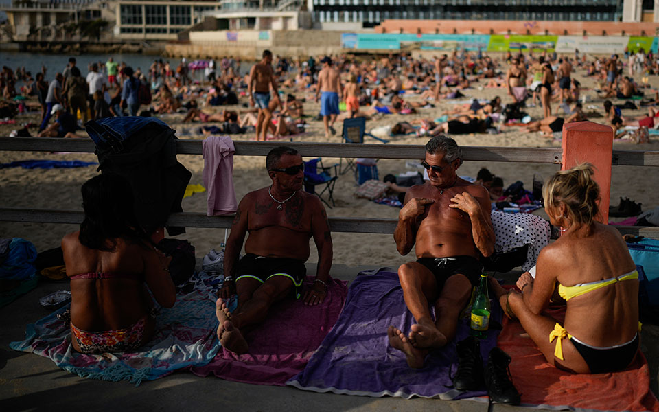 γιατί-επιμένει-το-καλοκαίρι-στην-ευρώ-562115959