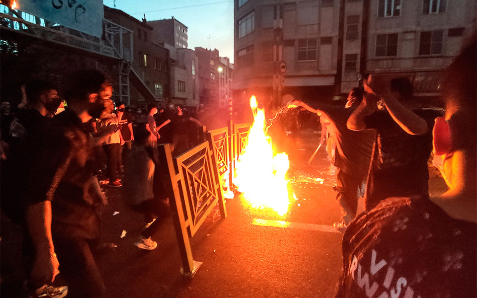 Ιράν: Ένας μήνας οργής και αιματηρών διαδηλώσεων μετά τον θάνατο της Μαχσά Αμινί-3