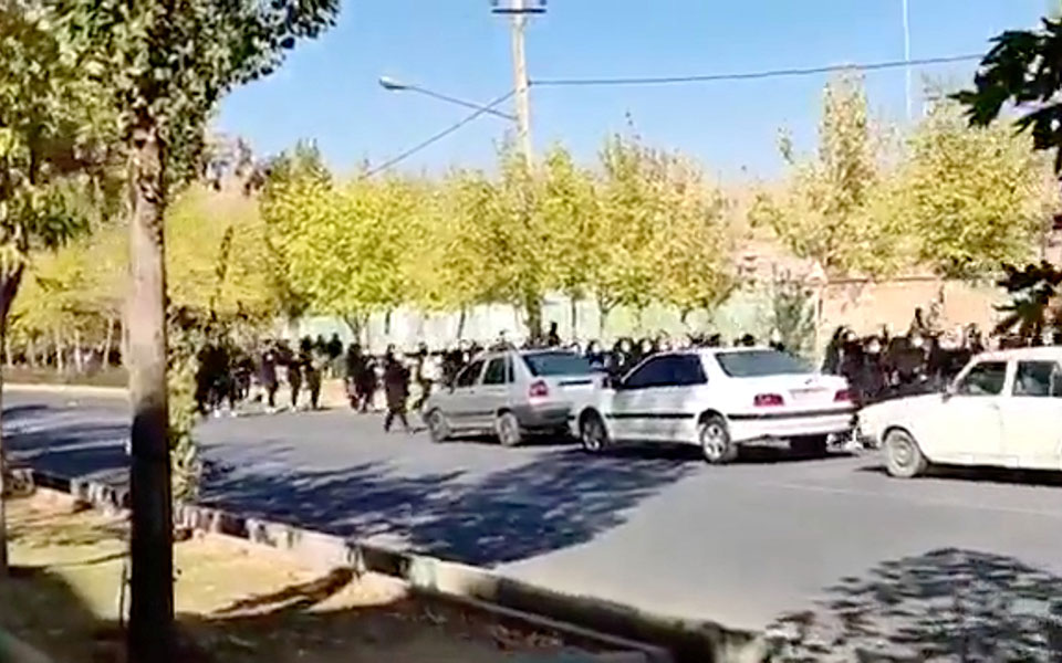 Ιράν: Η εξέγερση μπήκε από τους δρόμους στις τάξεις-1