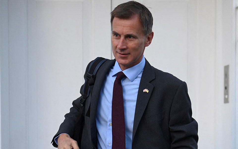 βρετανία-ο-τζέρεμι-χαντ-συνεχάρη-τον-σ-562107079