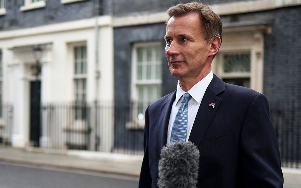 βρετανία-ο-τζέρεμι-χαντ-παραμένει-υπο-562108657